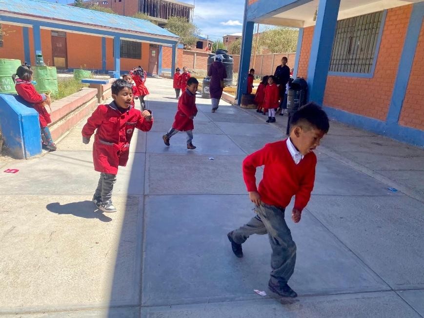 Leerlingen op het schoolplein van de Maria de Nazareth-school in Oruro