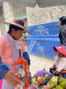 Ouders verkopen hun waren op straat in Oruro.
Ouders van leerlingen verdienen hun inkomen op de markt en op straat
